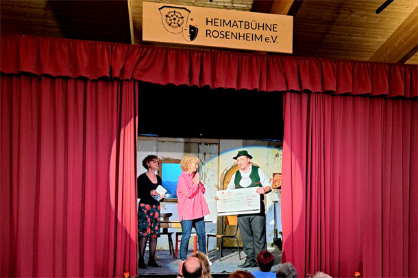 Scheckuebergabe-Kinderschutzbund-Rosenheim